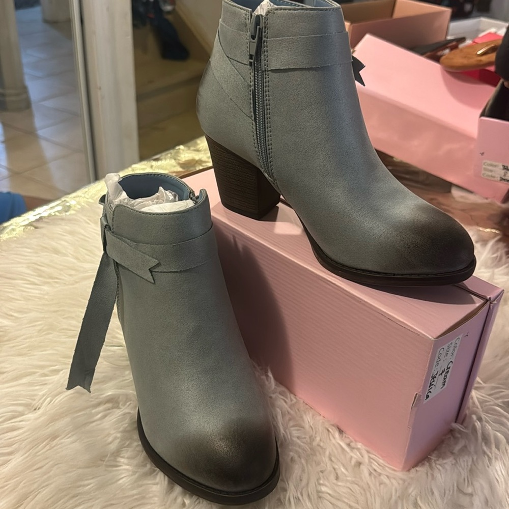 GREY ANKLE BOOT SIZE 6 NEW NEVER WORN